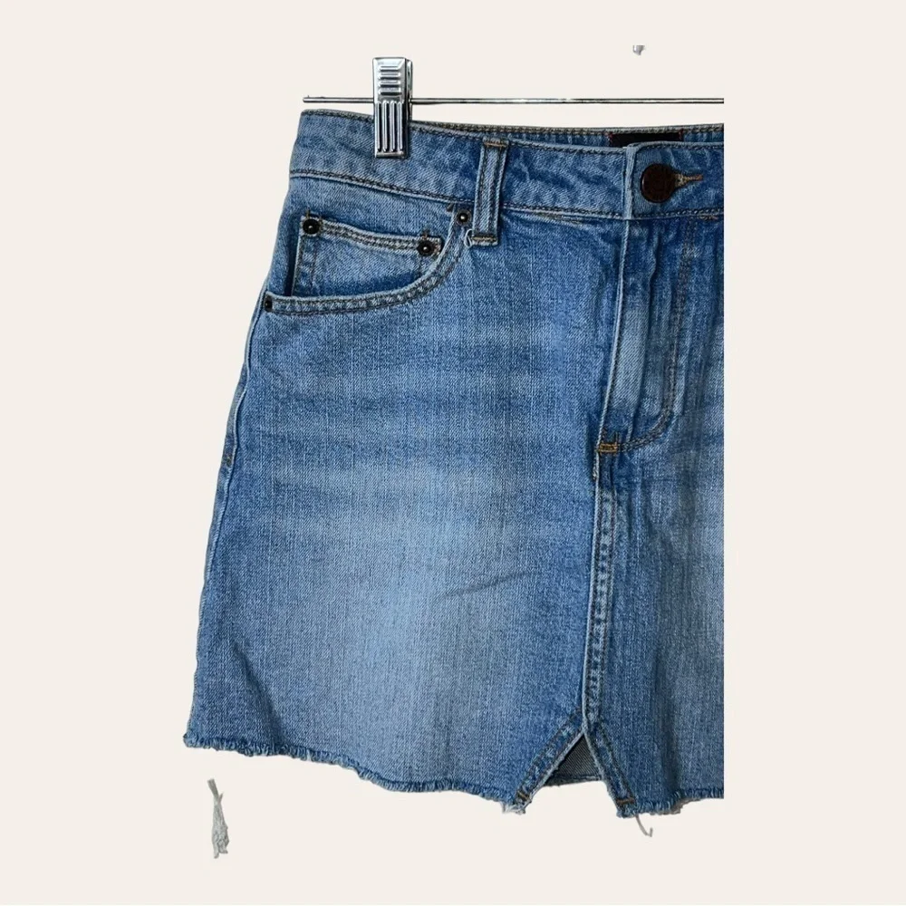 0123W. BDG MEDIUM WASH DENIM SKIRT‎ SIZE XSMALL RAW HEM SLIT